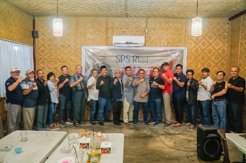 Asmawi Ibrahim (tengah berkaca mata), bersama pendukung, mendeklarasikan diri untuk maju sebagai calon Ketua SPS Riau pada Jumat (22/2/2025) malam.