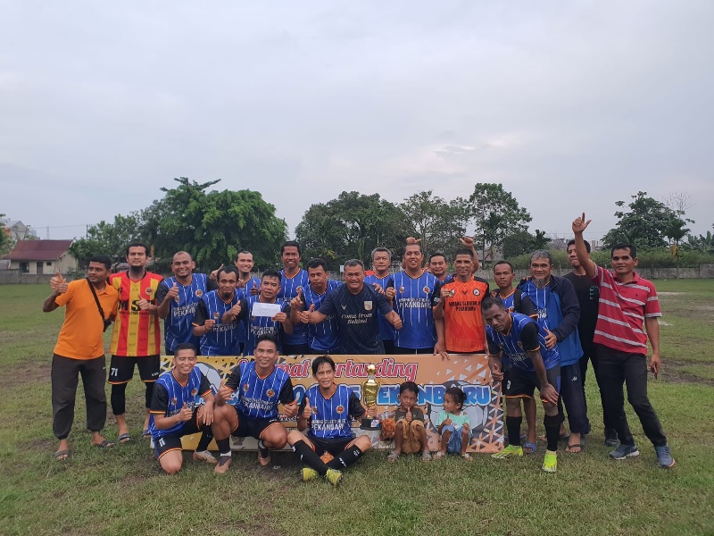 Pemain dan ofisial MSP melakukan selebrasi usai penyerahan hadiah juara Alfa Cup U-40 tahun 2025 di Lapangan Alfa Jalan Cipta Karya Kelurahan Sialangmunggu Kecamatan Tuah Madanani.