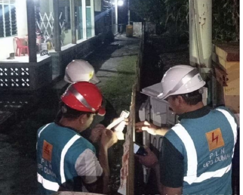 Tim teknis PLN ULP Bengkalis melakukan pemutusan pada meteran listrik PJU di Jalan Antara, Kota Bengkalis pada, Jumat (21/2/2025) dini hari.