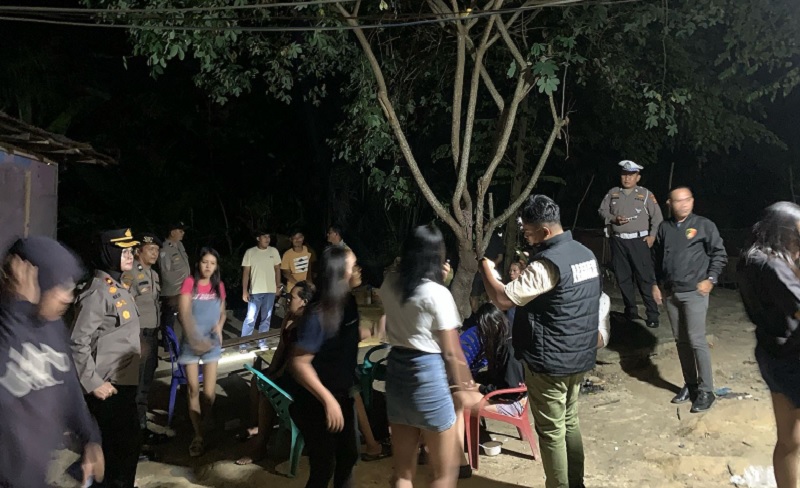 Personel Polsek Pinggir Polres Bengkalis saat melaksanakan razia.