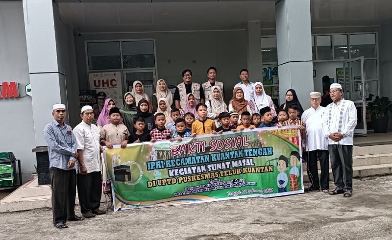 Pengurus IPHI Kuantan Tengah foto bersama 23 orang anak yang mengikuti kegiatan sunatan massal menyambut bulan Ramadan di Puskesmas Kuantan Tengah, Sabtu (22/2/2025).