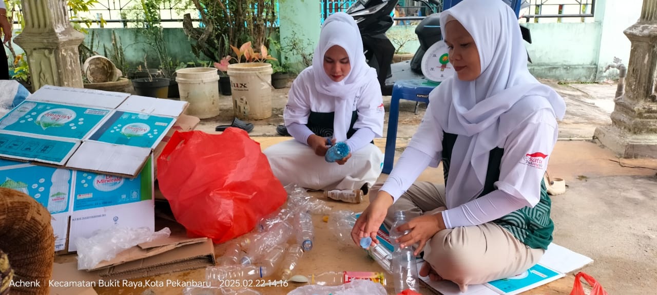 Kader Bank Sampah Berkah Madani sedang memilah sampah di Pekanbaru, Sabtu (22/2/2025).