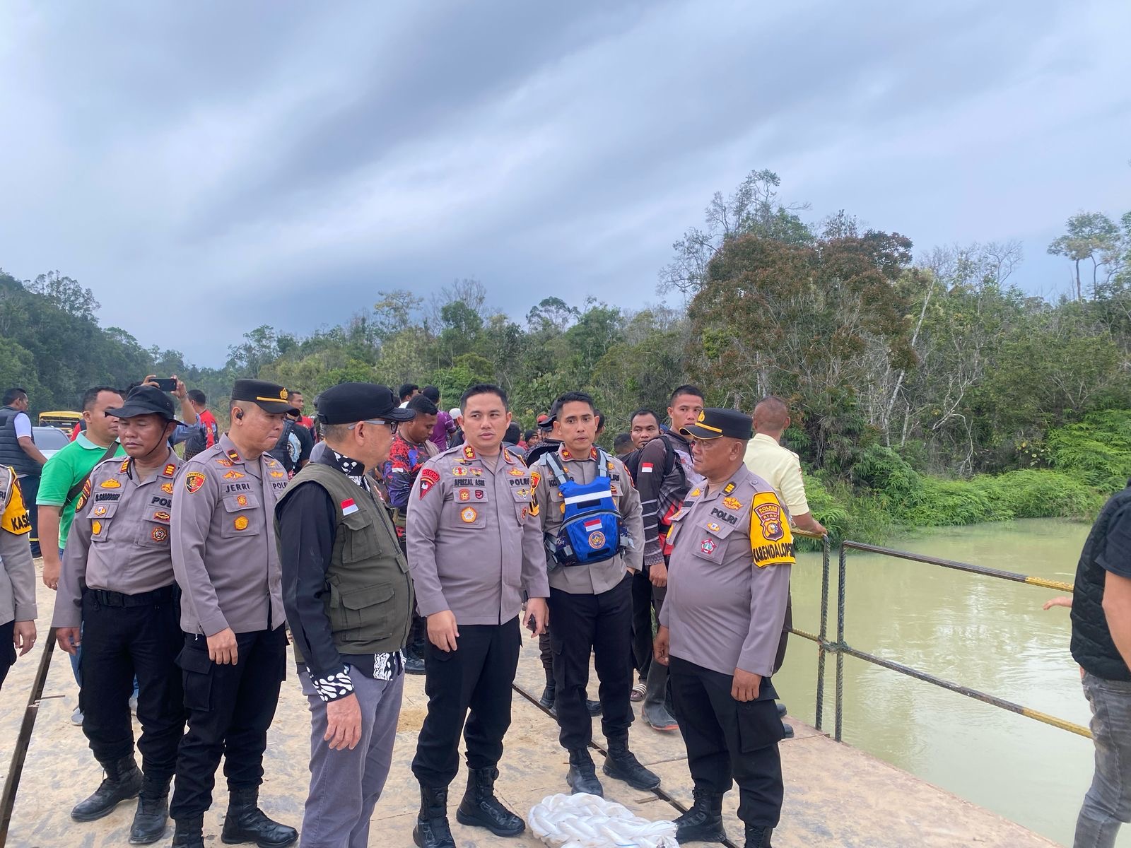 Kapolres Pelalawan AKBP Afrizal Asri memimpin evakuasi korban truk terjun ke Sungai Segati di lokasi kejadian, Desa Segati, Langgam, Pelalawan, Ahad (23/2/2025).