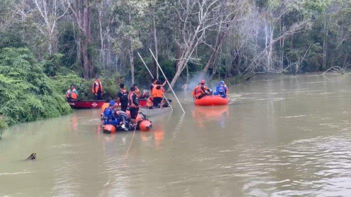 Tim gabungan dari Polres Pelalawan, Basarnas, dan PT NWR mencari korban tenggelam di areal konsesi HTI di Estate Nagodang, Sungai Segati, Desa Segati, Langgam, Pelalawan, Riau, Ahad (24/2/2025)