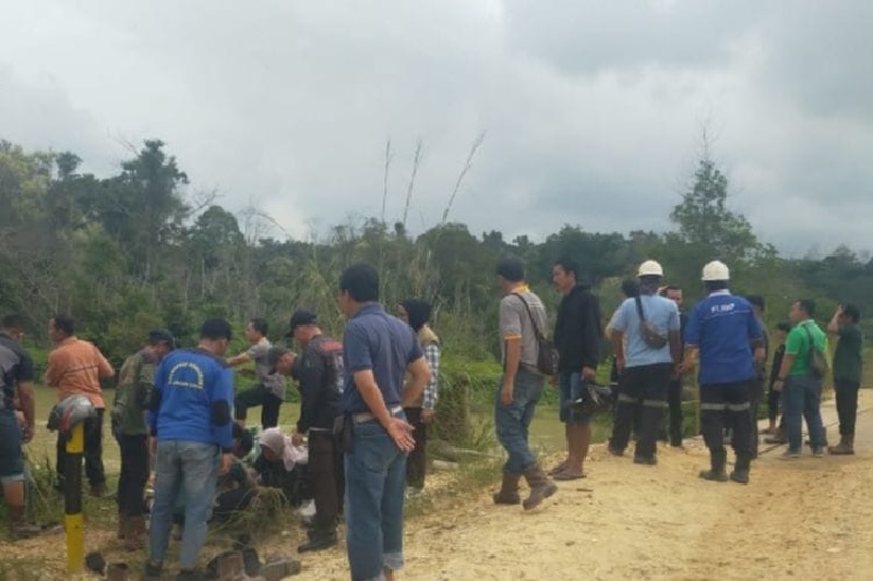 Tim Gabungan melakukan evakuasi jenazah sopir truk pascamasuk ke dalam Sungai Segati Kecamatan Langgam, Ahad (23/2/2025).
