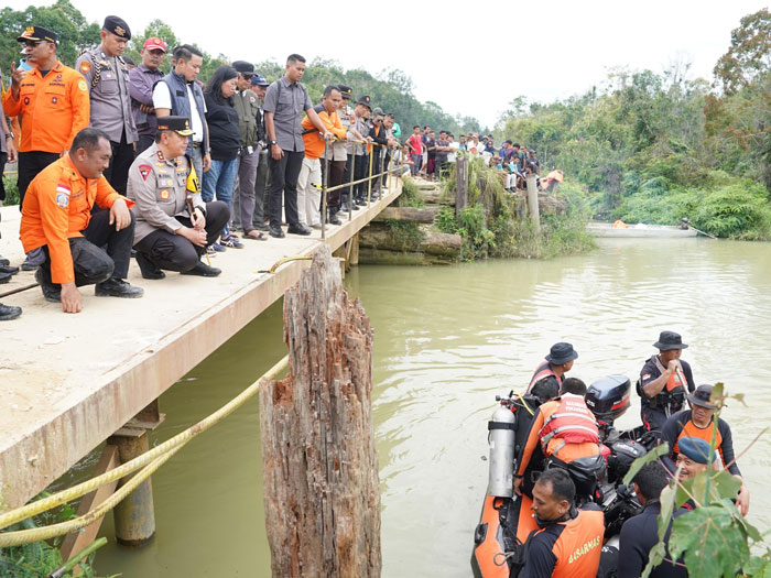 Kapolda Riau Irjen Pol Mohammad Iqbal saat memimpin proses evakuasi dan pencarian korban, Ahad (23/2/2025).