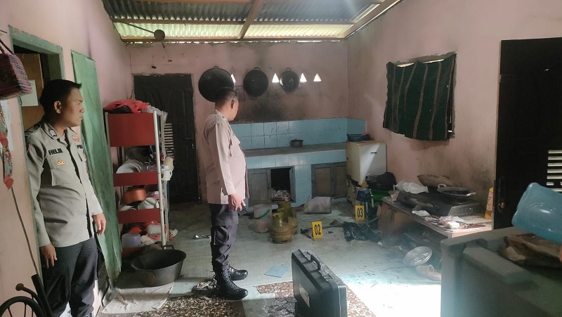 Polisi melakukan olah TKP di rumah korban tewas dugaan perampokan  di Dusun Lintang, Desa Tambang, Kecamatan Tambang, Kabupaten Kampar, Ahad (23/2/2025).