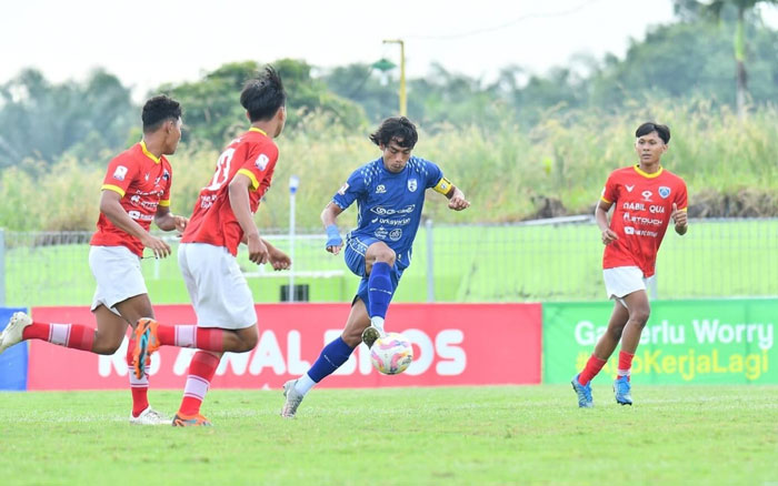 Pemain Persemai Dumai FC Robi Darwis (dua kanan) dikepung pemain Nabil FC dalam laga putaran kedua Liga 4 Zona Riau di Lapangan Wahana Jalan Air Hitam Pekanbaru, Ahad (23/2/2025).