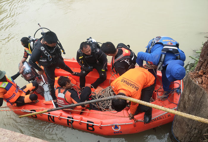 Operasi Tim SAR Gabungan melakukan pencarian terhadap korban masuk Sungai Segati, Desa Segati, Kecamatan Langgam.