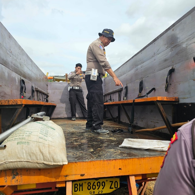 Proses pemeriksaan truk pembawa penumpang yang tenggelam di Sungai Segati usai dievakuasi ke darat sekitar pukul 15.00 WIB, Ahad (23/2/2025). Truk ditemukan 15 km dari lokasi jatuh.