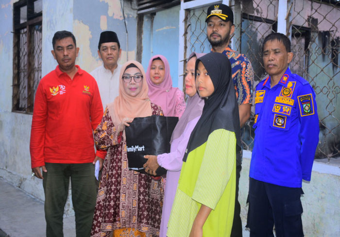 Wabup Kampar Misharti menyerahkan bantuan kepada  warga korban kebakaran rumah di Kelurahan Simalinyang, Kecamatan Kampar Kiri Tengah, Kabupaten Kampar, Sabtu (22/2/2024).