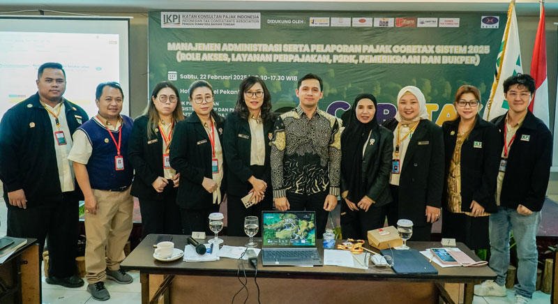 Ketua IKPI Pengda Sumbagteng Lilisen SE MAk BKP (lima kiri) didampingi narasumber seminar Lukman Nul Hakim (lima kanan) foto bersama para panitia seminar.