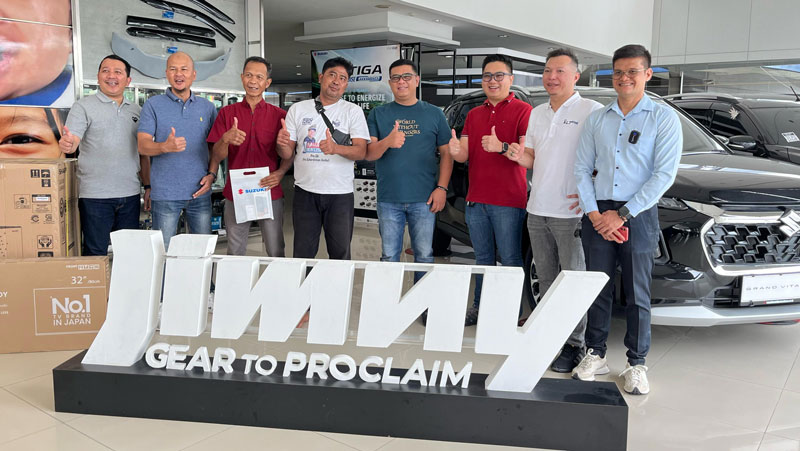 Jajaran Branch Manager PT Suzuki Buana Trada (SBT) berfoto bersama pemenang undian Suzuki Test Drive usai momen penyerahan hadiah yang berlangsung di dealer Suzuki SM Amin.