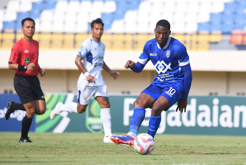 Penyerang PSPS Pekanbaru Jhon Mena terpaksa absen saat menghadapi Persijap Jepara pada perebutan juara ketiga di Stadion Gelora Bumi Kartini, Jepara, Selasa (25/2/2025).