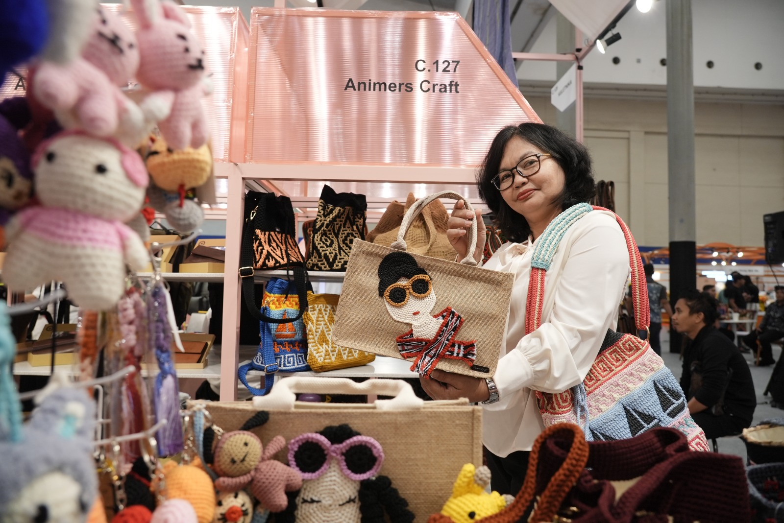 Anita M Simamora memperlihatkan produk usaha rajut Animers Craft dalam BRI UMKM EXPO(RT) 2025.