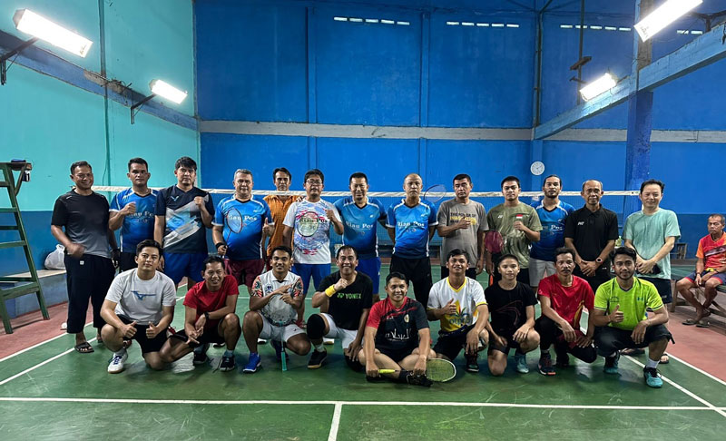 Pemain PB PTPN IV foto bersama dengan pemain PB Riau Pos Group di sela-sela pertandingan di GOR Arya, Pekanbaru, Sabtu (22/2/2025).