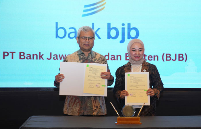 Direktur Komersial dan UMKM Bank BJB Nancy Adistyasari (kanan) bersama Rektor UNS, Prof. Dr. Hartono (kiri) usai penandatangan kerjasama (MoU).