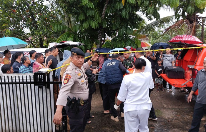 Polisi bersama tim medis RSUD Teluk Kuantan melakukan evakuasi jenazah Juniwarti usai ditemukan tewas di rumahnya, Senin (24/2/2025).