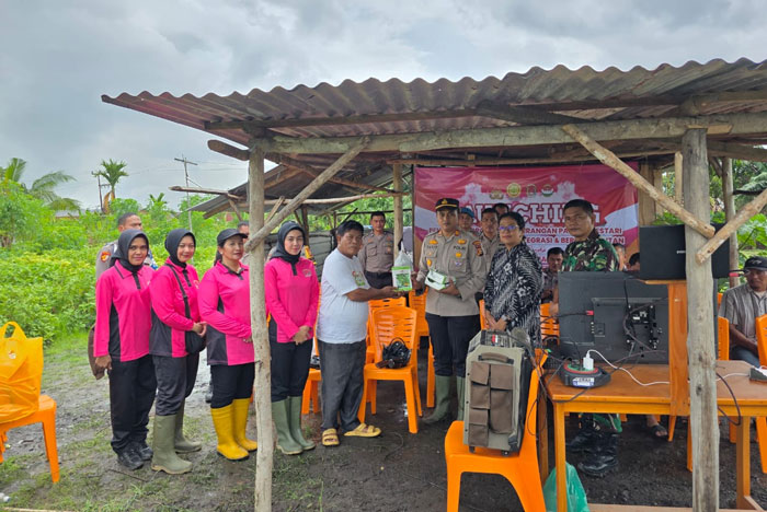 Kapolsek Pangkalan Kerinci, AKP Tatit Rizkyan Hanafi STK SIK menyerahkan bantuan bibit gambas dan pare kepada kelompok Mulya Tani dalam peluncuran program PPL di lahan Jalan Guru Pangkalan Kerinci