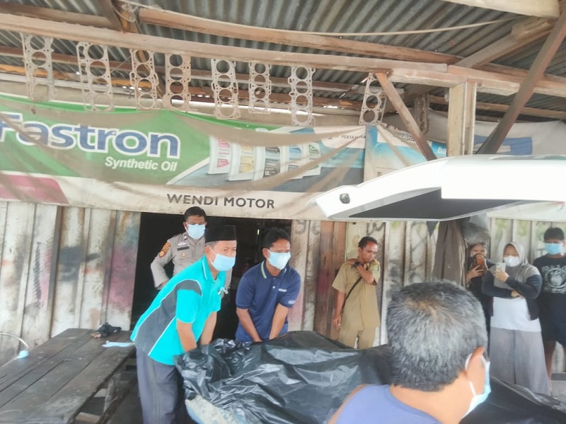 Personel Polsek Ujung Batu menyaksikan seorang pria ditemukan meninggal dunia di salah satu bengkel mobil di Kecamatan Ujung Batu, Rohul, Senin (24/2/2025).