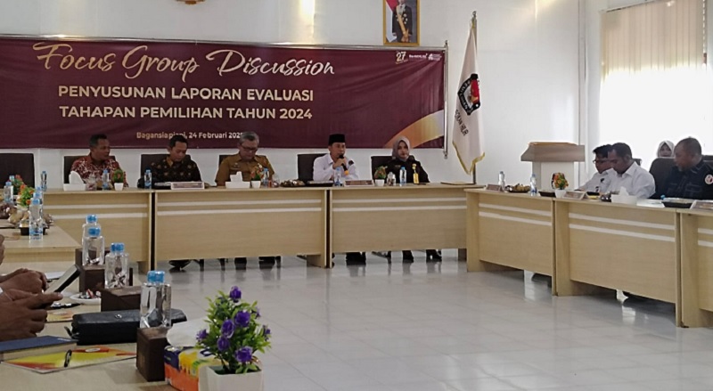 Ketua KPU Rohil Eka Murlan SE Sy menyampaikan sambutan pada kegiatan FGD Penyusunan Laporan Evaluasi Tahapan Pemilihan Tahun 2024 di Bagansiapiapi, Senin (24/2/2025).