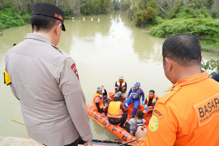 Kapolda Riau Irjen Pol Mohammad Iqbal (kiri) saat menyaksikan langsung proses evakuasi dan pencarian di Kabupaten Pelalawan, Ahad (23/2/2025).
