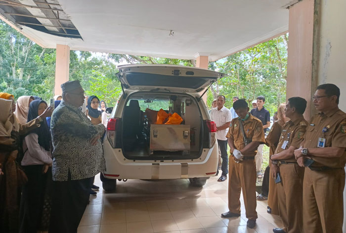 Plt Sekretaris Dikpora Kuansing, Zulmaswan SPd MM melepas jenazah Juniwarti dari RSUD Teluk Kuantan ke Pekanbaru, Senin (24/2/2025).
