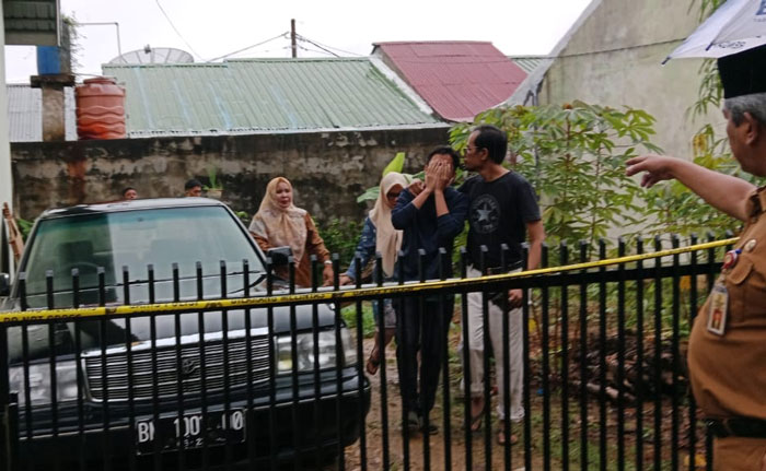 Anak korban tak kuasa menahan tangis kepergian ibunya saat keluar dari kediamannya, Senin (24/2/2025).