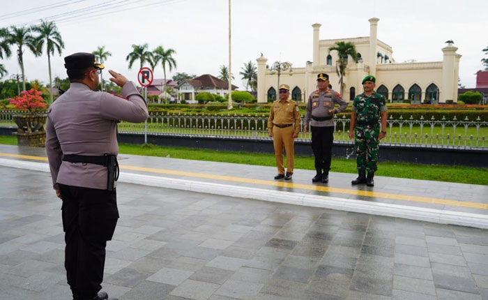 Kabagops Polres Siak Kompol Didi Antoni memberikan laporan ke Kapolres AKBP Eka Ariandy Putra SIK MSI, bersama Kasdim 0322 Siak Mayor Inf Indra Mangaratua Samosir, Sekda Arfan saat apel dan patroli