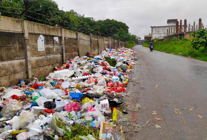 Tumpukan sampah di Jalan Laos Kecamatan Payung Sekaki Pekanbaru,Senin (24/2/2025). Lokasi ini sebelumnya sempat ditinjau PJ Wali Kota Roni Rakhmat, namun kembali menumpuk.