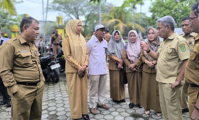 Wakil Bupati Inhil Hj Yuliantini saat meninjau pasar murah di halaman Kantor Pos Tembilahan, Senin (24/2/2025).