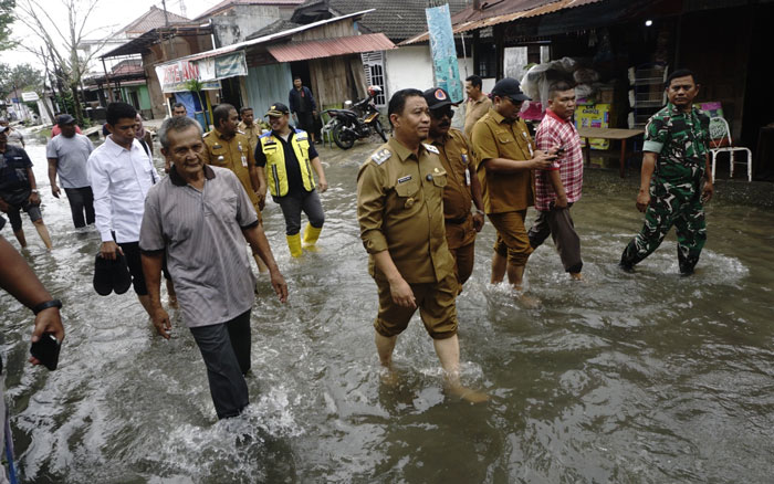 Wakil Wali Kota Pekanbaru Markarius Anwar tinjau lokasi banjir pemukiman warga di Perumahan Sidomulyo, Kelurahan Perhentian Marpoyan Kecamatan Marpoyan Damai, Kota Pekanbaru, Senin (24/2/2025).
