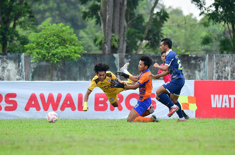 Striker Persemai Dumai FC Robi Darwis coba dihentikan kiper dan bek Pekanbaru FC dalam laga Liga 4 Zona Riau 2024/2025 di Stadion Kampus Unri Jalan Binawidya Pekanbaru, Selasa (25/2/2025).