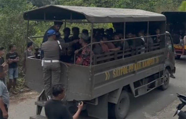 Ratusan pengungsi Rohingnya dievakuasi dari ruko dua lantai di Jalan Datuk Godang Desa Batu Belah, Kecamatan Kampar, Selasa sore (25/2/2025).