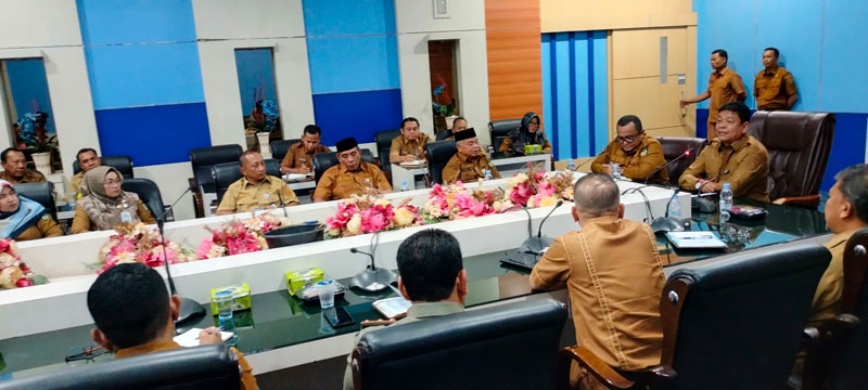 Hari pertama menjalankan tugas, Wabup Rohul H Syafaruddin Poti SH MM memimpin rapat perdana sekaligus menyampaikan arahan Bupati Rohul Anton di hadapan kepala OPD Rohul.