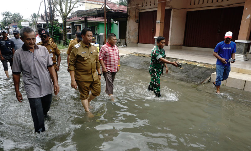 Wakil Wali Kota Pekabaru Markarius Anwar meninjau permukiman warga di Perumahan Sidomulyo, Kelurahan Perhentian Marpoyan, Kecamatan Marpoyan Damai yang terendam banjir.