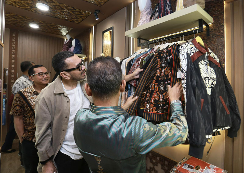 Staf Khusus Menteri BUMN, Arya Sinulingga (kedua dari kanan) saat meninjau produk usaha mikro dan kecil (UMK) yang berada di Power UMK Hub.