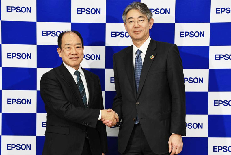 Yasunori Ogawa (kiri), Chairman dan Director Seiko Epson Corporation dan Junkichi Yoshida (kanan), President and Representative Director, Chief Executive Officer Seiko Epson Corporation bersalaman.