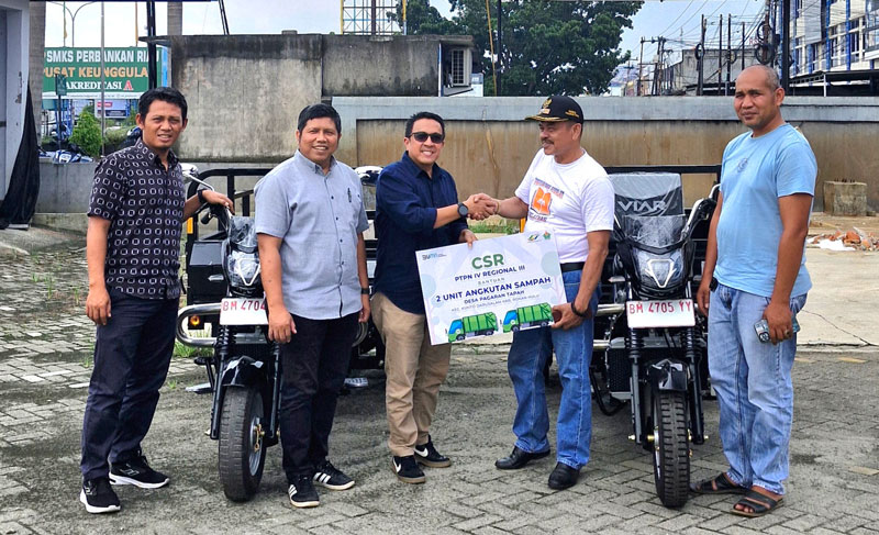 Manajemen PTPN IV Regional III menyerahkan bantuan untuk Desa Pagaran Tapah, Kecamatan Kunto Darussalam, Kabupaten Rokan Hulu, Senin (24/2/2025).