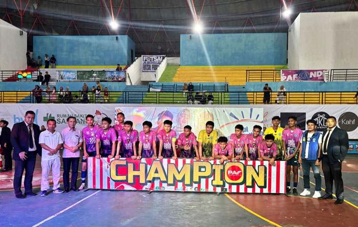 Tim futsal SMAN 1 Telukkuantan foto bersama usai pertandingan di Gor A Sport Center Kuansing, Senin (24/2/2025) malam.
