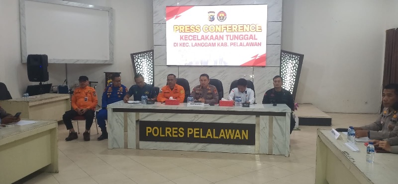 Kapolres Pelalawan, AKBP Afrizal Asri SIK bersama Kepala Badan SAR Nasional Provinsi Riau Budi Cahyadi, Kasubdit Gakkum Pol Air Polda Riau AKBP Dr Wawan saat menggelar konferensi pers.