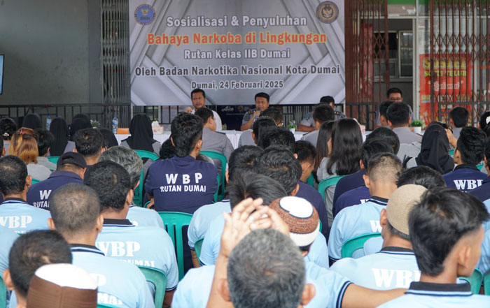 Petugas dan warga binaan Rutan Kelas II B Dumai, Senin (24/2/2025) mengikuti penyuluhan tentang Narkoba.
