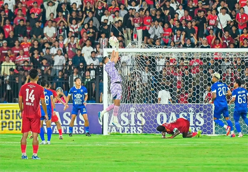 Aksi Erlangga Setyo kiper PSPS Pekanbaru saat menangkap bola.