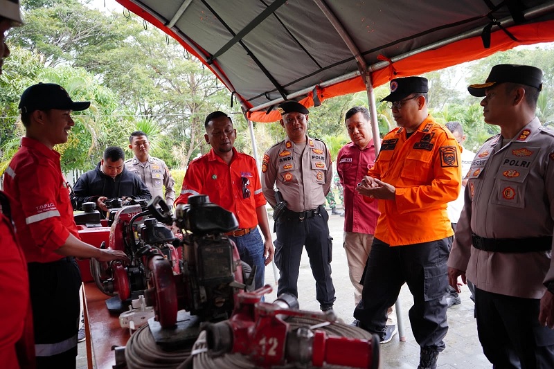 Pj Sekda H Tantawi Jauhari didampingi Kapolres dan Pasi Ops memeriksa alat kelengkapan sarana dan prasarana Karhutla, Selasa (25/2/2025).