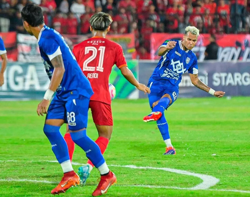Bek PSPS Pekanbaru asal Brazil, Douglas Cruz (kanan), melepaskan tendangan saat PSPS kalah 0-1 dari Persijap Jepara dalam perebutan tempat ketiga Liga 2.