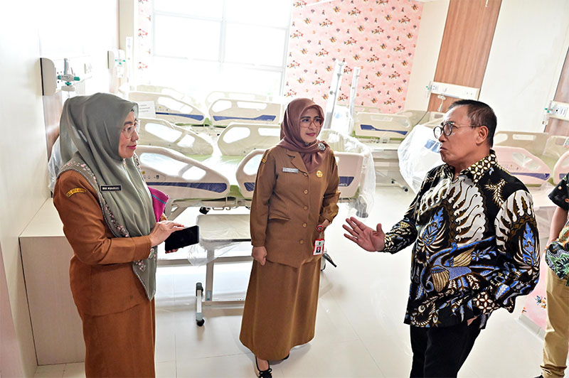 Dewan Pengawas BPJS Prof Abdul Kadir saat meninjau pelayanan di RSUD Arifin Achmad.