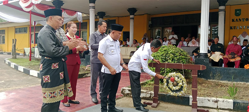Kepala Kesbangpol Kuansing Mujelan Arwan SH MH memukul gong membuka musrenbang Kecamatan Kuantan Tengah, Rabu (26/2/2026).