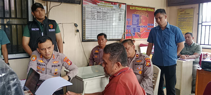 Kapolres Kuansing AKBP Angga Febrian Herlambang menginterogasi tersangka EA