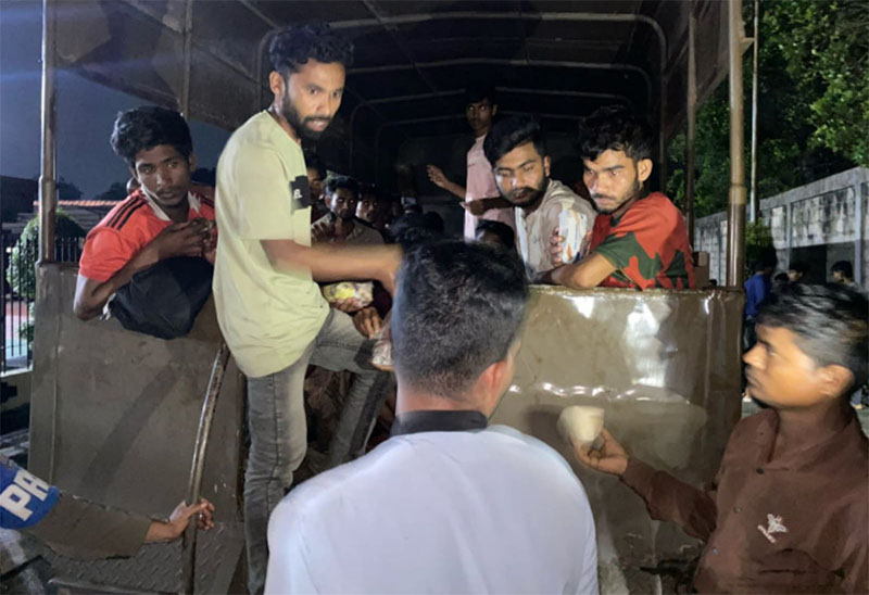 Evakuasi pengungsi Rohingya dari ruko Jalan Datuk Godang, Desa Batu Belah, Kecamatan Kampar, ke Rudenim Pekanbaru, Selasa (25/2/2025).