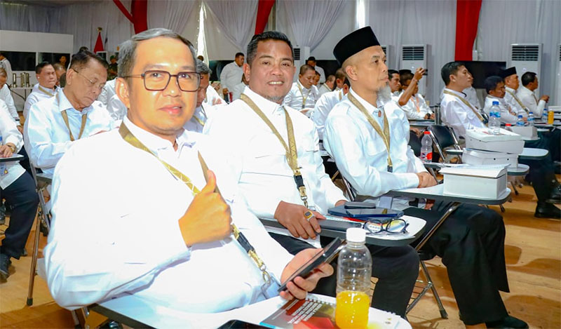 Wali Kota Dumai, H Paisal (peci hitam) bersama kepala daerah lainnya tengah serius mengikuti pemaparan materi di Magelang.